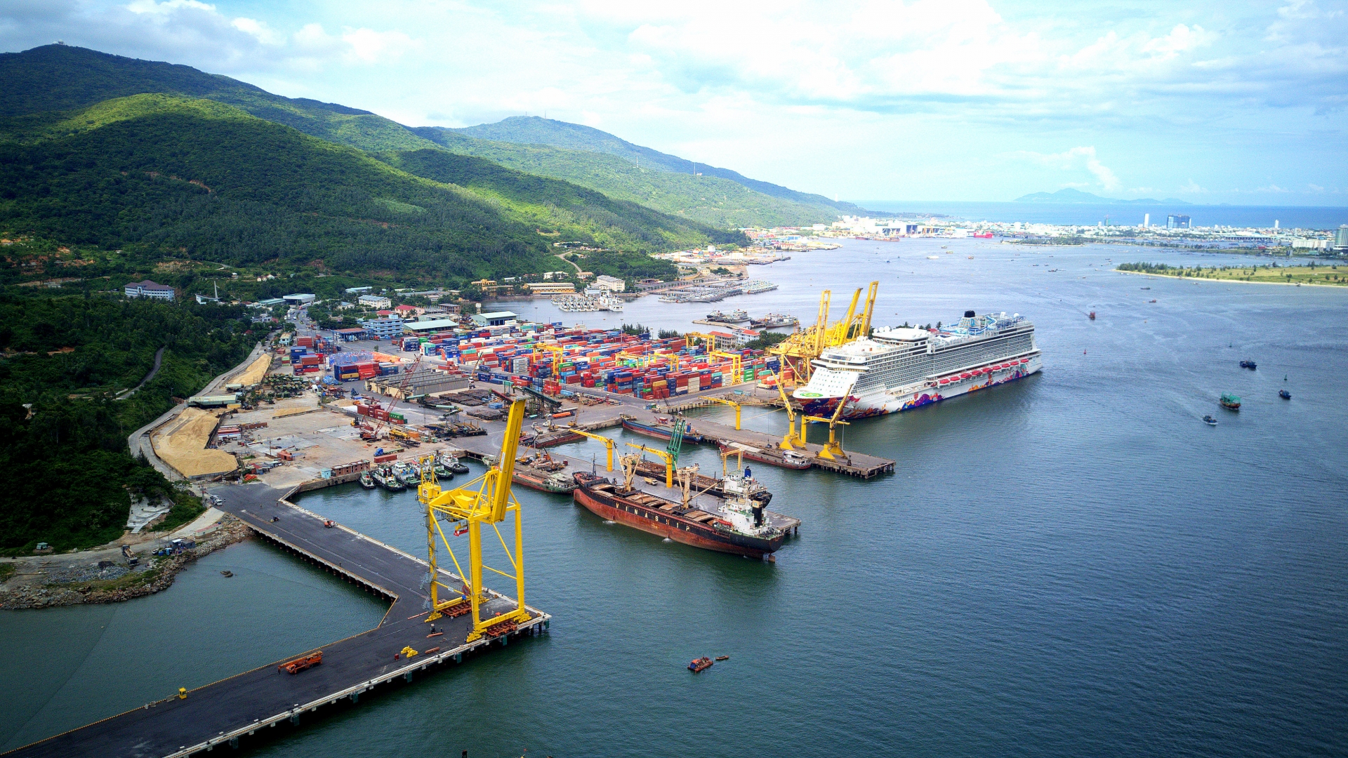 TIEN SA PORT TO HUE CITY BY CAR - PRIVATE TOUR TIEN SA PORT TO HUE CITY BY CAR - PRIVATE TOUR